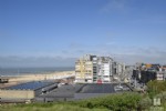 Lichtrijke vakantiestudio, op ongetwijfeld één van de mooiste liggingen van Wenduine; volledig zongericht, en op enkele passen van het strand, de duinen, de Rotonde en het zwembad. Deze instapklare studio biedt u een mooie woonkamer met uitzicht op het "Spioenkopje", volledig ingerichte keukenhoek met o.a. vaatwas, vitrokeramische kookplaat en oven, badkamer met douche en toilet en ruime, private berging met cv gaswandketel en aansluiting wasmachine. Energielabel A! Op zoek naar een betaalbare vakantiestek aan zee op een absolute topligging? Contacteer ons dan snel voor een vrijblijvend bezoek. Beschikbaar vanaf 01/10/2023 en enkel te huur als 2de verblijf. Bij de vermelde huurprijs komen er geen bijkomende kosten gebouw/syndic. Onder deze tekst bij "documenten" vindt u een grondplan. (23/031)
